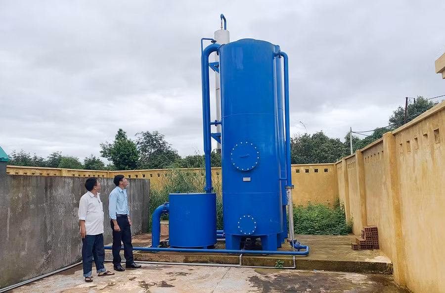  Ra quân tu sửa, bảo vệ công trình cấp nước và vệ sinh công cộng là nội dung chính trong hưởng ứng tuần lễ. Ảnh: Hồng Thương