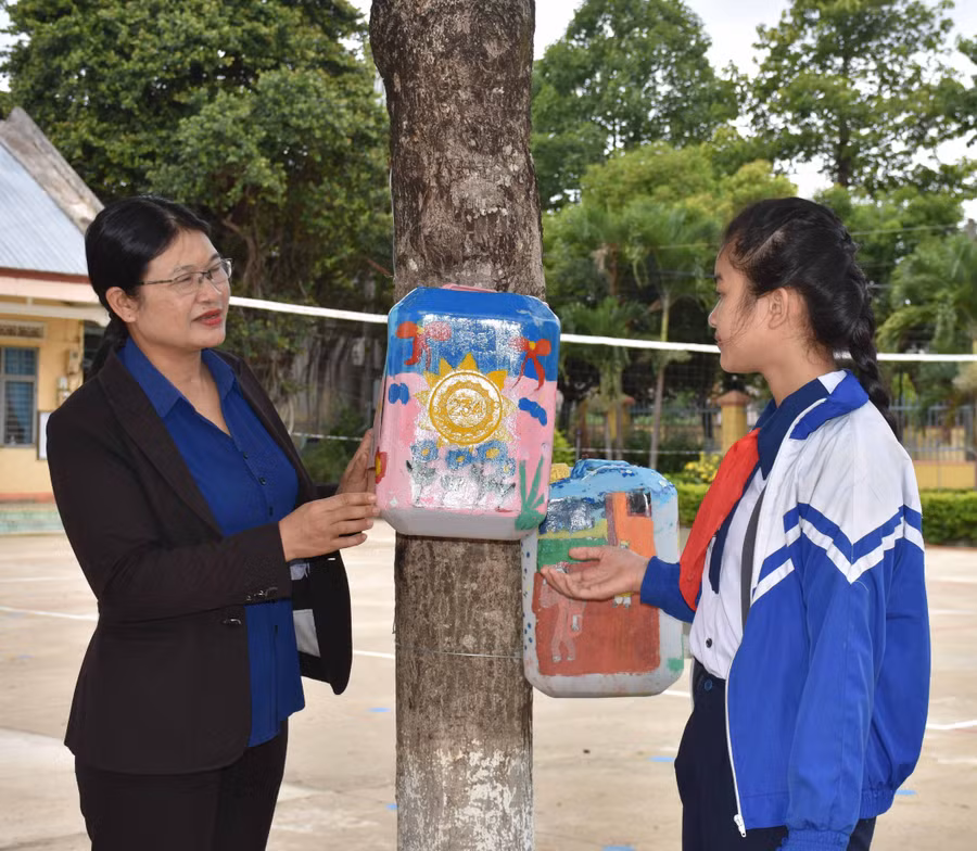 Cô và trò Trường Tiểu học Trần Đại Nghĩa sáng tạo ra những tủ sách mini sinh động. Ảnh: Trần Dung
