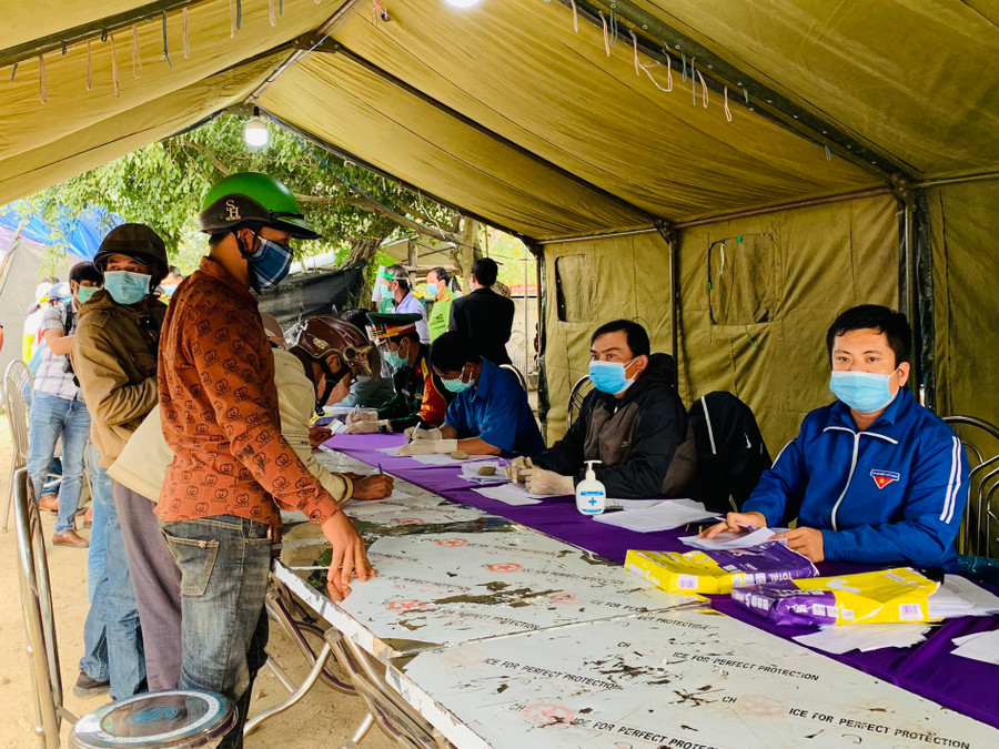 Anh Trần Lâm Sơn (bìa phải) trực tại chốt kiểm tra phòng, chống dịch bệnh Covid-19 trên QL19 - Ảnh: BẢO THOA Anh Trần Lâm Sơn (bìa phải) trực tại chốt kiểm tra phòng, chống dịch bệnh Covid-19 trên QL19 - Ảnh: BẢO THOA