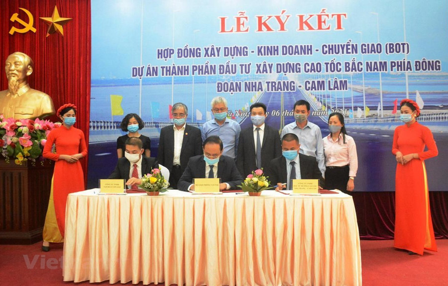 Bộ Giao thông Vận tải và Công ty Trách nhiệm hữu hạn Tập đoàn Sơn Hải ký kết đầu tư cao tốc Nha Trang-Cam Lâm theo hình thức PPP. (Ảnh: Việt Hùng/Vietnam+)