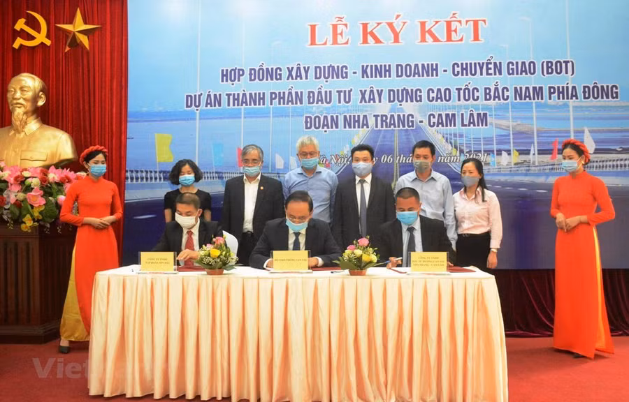 Bộ Giao thông Vận tải và Công ty Trách nhiệm hữu hạn Tập đoàn Sơn Hải ký kết đầu tư cao tốc Nha Trang-Cam Lâm theo hình thức PPP. (Ảnh: Việt Hùng/Vietnam+)