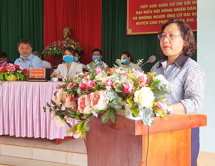 Bà Ayun H'Bút-Tỉnh ủy viên, Phó Chủ tịch HĐND tỉnh trình bày chương trình hành động với các cử tri. Ảnh: Hà Phương Bà Ayun H'But trình bày chương trình hành động. Ảnh: Hà Phương