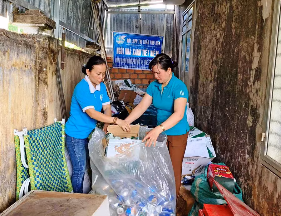 Các cấp hội phụ nữ đã xây dựng nhiều mô hình phân loại, xử lý rác thải hiệu quả. Ảnh Hồng Thương