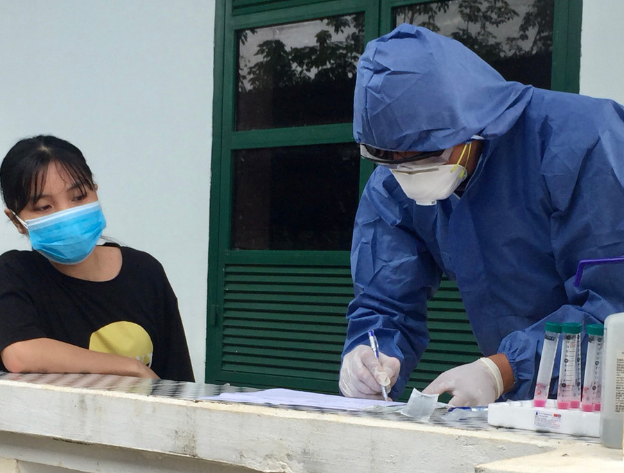 -Chủ tịch UBND tỉnh chỉ đạo tăng cường lấy mẫu xét nghiệm SARS-CoV-2 các trường hợp nguy cơ cao. Ảnh: Như Nguyện