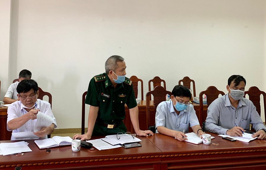 Đại diện Bộ Chỉ huy Bộ đội Biên phòng tỉnh nêu ý kiến tại cuộc họp. Ảnh: Như Nguyện Đại diện Bộ Chỉ huy Bộ đội Biên phòng tỉnh nêu ý kiến tại cuộc họp. Ảnh: Như Nguyện