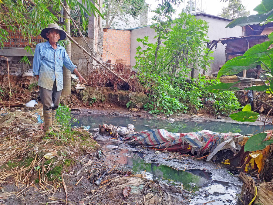 Ông Nguyễn Văn Cường nói về nguồn nước suối Lò Bò bị ô nhiễm nặng do nguồn nước sinh hoạt thải về chưa qua xử lý