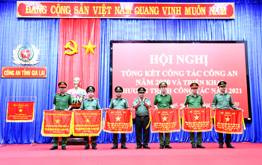 Thiếu tá Vũ Ngọc Trìu (thứ 2 từ trái sang, Phó Trưởng phòng Công tác Đảng và Công tác chính trị)nhận cờ đơn vị dẫn đầu phong trào thi đua “Vì an ninh Tổ quốc” của UBND tỉnh. Ảnh: Văn Ngọc