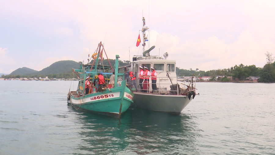 Ca nô chiến đấu 111 chở bộ đội biên phòng kiểm tra phương tiện trên biển Tây Nam