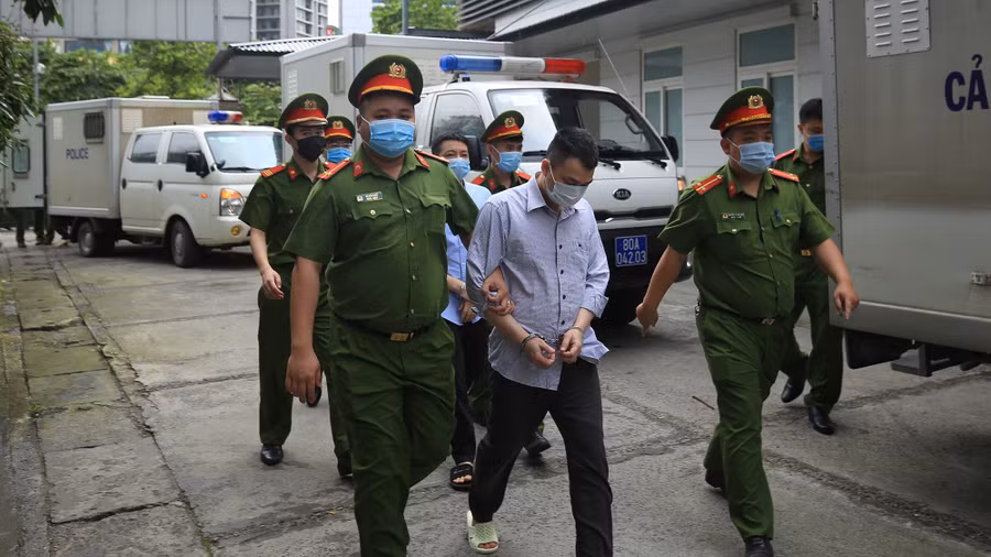  Khoảng 7 giờ 30 sáng 5.5, các bị cáo trong vụ án buôn lậu xảy ra tại Công ty Nhật Cường được áp giải tới phiên tòa - Ảnh Trần Cường