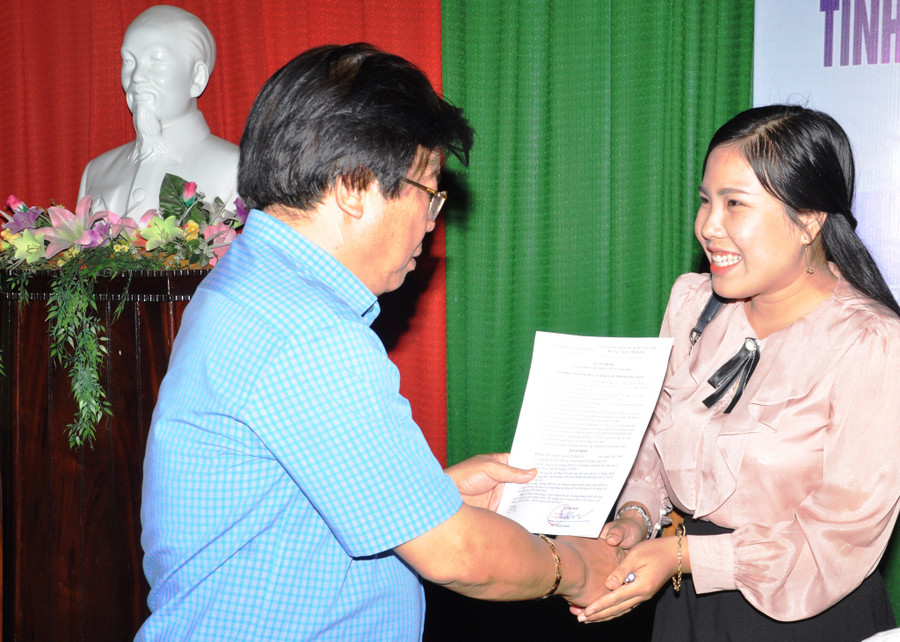 Ông Hà Thanh Quốc, Giám đốc Sở GD-ĐT Quảng Nam, trao quyết định tuyển dụng và quyết định phân công công tác ngay sau khi thí sinh tự chọn trường- ẢNH: NAM THỊNH Ông Hà Thanh Quốc, Giám đốc Sở GD-ĐT Quảng Nam, trao quyết định tuyển dụng và quyết định phân công công tác ngay sau khi thí sinh tự chọn trường- ẢNH: NAM THỊNH