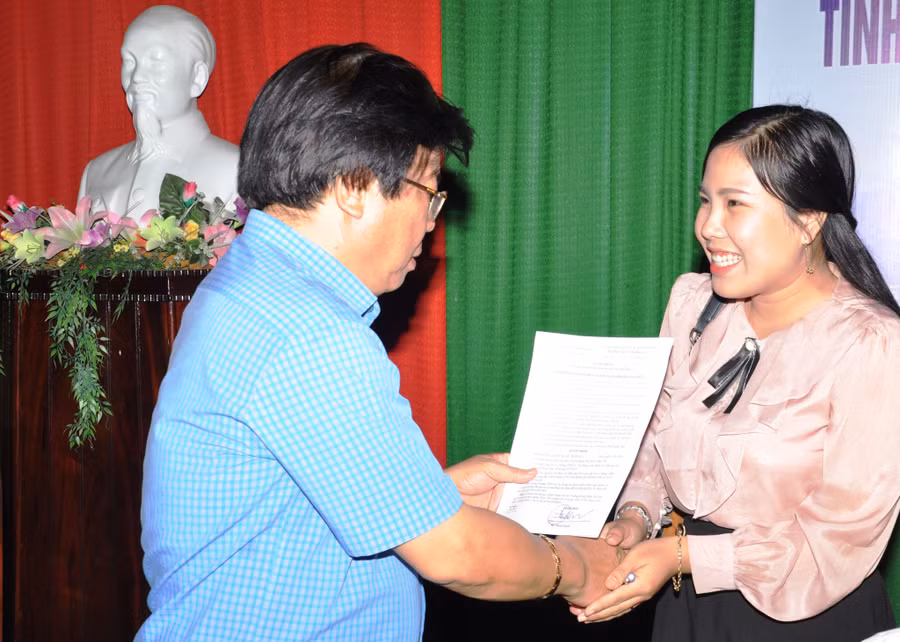 Ông Hà Thanh Quốc, Giám đốc Sở GD-ĐT Quảng Nam, trao quyết định tuyển dụng và quyết định phân công công tác ngay sau khi thí sinh tự chọn trường- ẢNH: NAM THỊNH