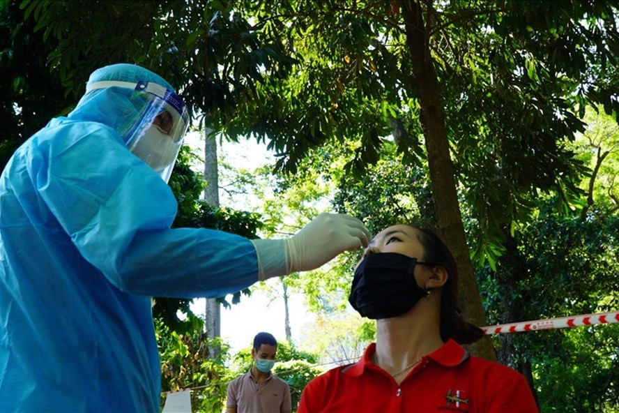Trung tâm Y tế Quận 1 (TPHCM) tổ chức lấy mẫu xét nghiệm COVID-19 miễn phí tại Thảo Cầm Viên ngày 2.5. Ảnh: Chân Phúc. Trung tâm Y tế Quận 1 (TPHCM) tổ chức lấy mẫu xét nghiệm COVID-19 miễn phí tại Thảo Cầm Viên ngày 2.5. Ảnh: Chân Phúc.