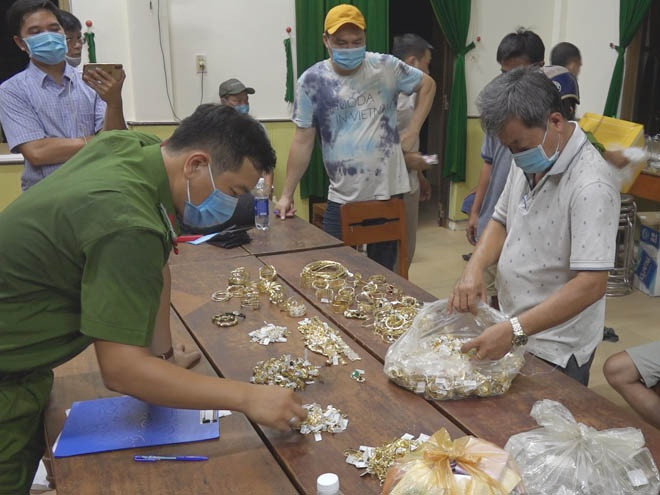 Lực lượng công an đã thu lại toàn bộ số vàng bị lấy trộm. ẢNH: TRỊ BÌNH