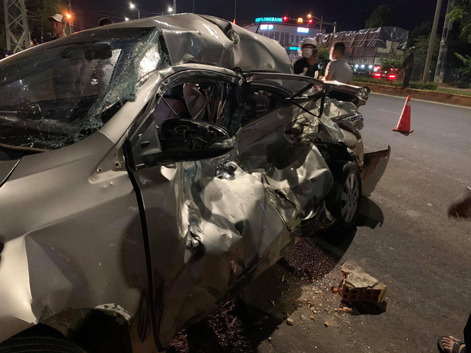 Vụ tai nạn khiến người phụ nữ tử vong trong xe con