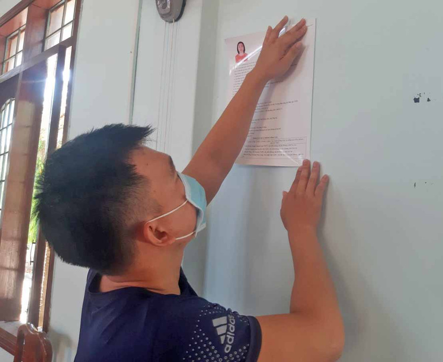 Dán thêm danh sách người ứng cử Đại biểu Quốc hội khóa XV và đại biểu HĐND các cấp nhiệm kỳ 2021-2026 tại nơi các cử tri ngồi để dễ dàng lựa chọn những ứng viên xứng đáng