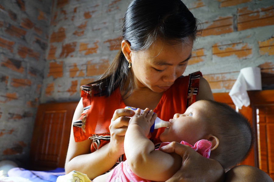 Người mẹ mù ngày đêm chăm bẵm cho đứa con mù và tắt bao giấc mơ nhìn thấy ánh sáng Người mẹ mù ngày đêm chăm bẵm cho đứa con mù và tắt bao giấc mơ nhìn thấy ánh sáng