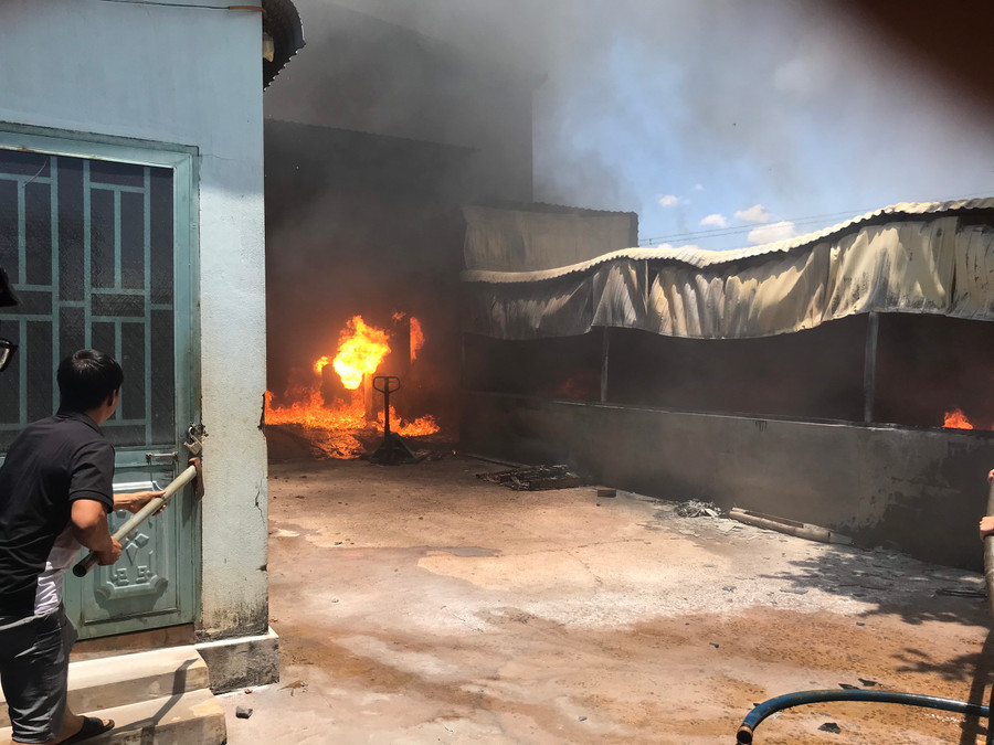 Nhà kho rộng khoảng 150 m2 đã bị thiệt hại nghiêm trọng sau vụ cháy. Ảnh: Phạm Quý  Nhà kho rộng khoảng 150 m2 đã bị thiệt hại nghiêm trọng sau vụ cháy. Ảnh: CTV