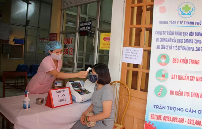 Nhân viên y tế đo thân nhiệt, kiểm tra sức khỏe người dân - Ảnh: Cổng TTĐT tỉnh Yên Bái