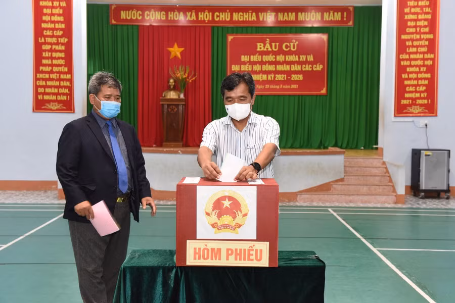 10 Ông Hồ Văn Niên bỏ phiếu.