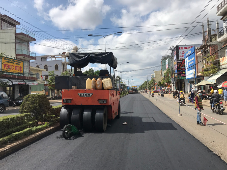 Chiếc xe lu đi lùi đã cán lên người của chị Vy. Ảnh: Văn Ngọc