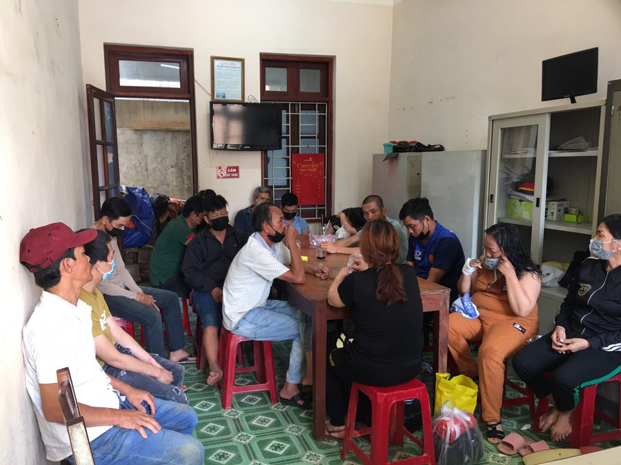 Các đối tượng tại cơ quan Công an. Ảnh: Văn Ngọc