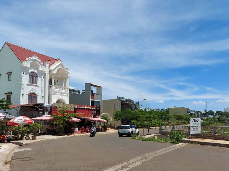 Những ngôi nhà khang trang bên suối Hội Phú (TP. Pleiku). Ảnh: Hoành Sơn