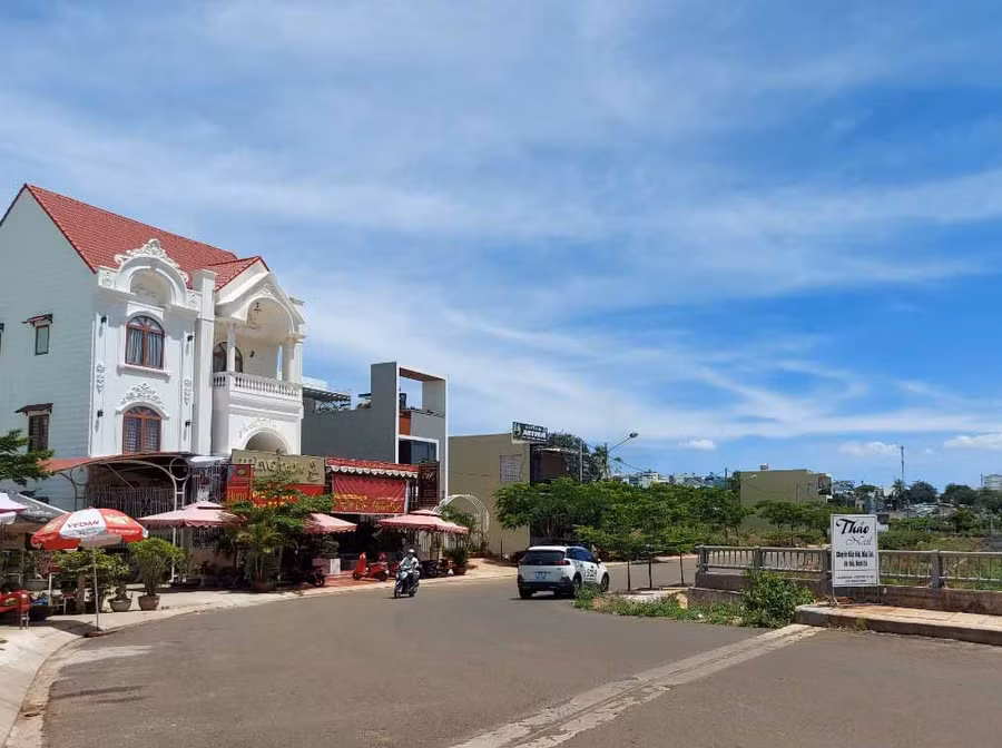 Những ngôi nhà khang trang bên suối Hội Phú (TP. Pleiku). Ảnh: Hoành Sơn