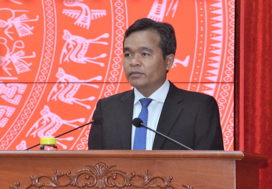 Bí thư Tỉnh ủy Hồ Văn Niên phát biểu giao nhiệm vụ cho đồng chí tân Phó Bí thư Tỉnh ủy. Ảnh: Phương Linh