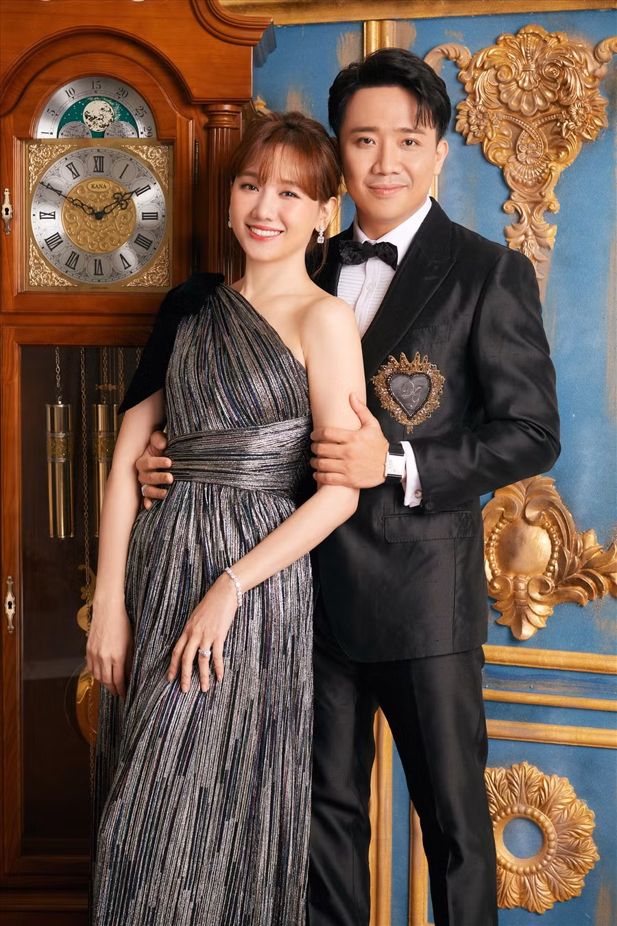 Đứng bên nhau, Trấn Thành và Hari Won cùng toát lên khí chất cuốn hút. Ngoài ra, trên nền bối cảnh vương giả, cặp sao đình đám còn đem đến cảm giác thanh lịch lẫn sang trọng. Ảnh: NSCC.