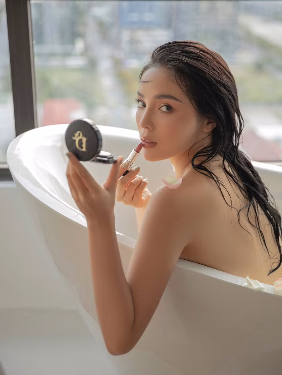 Trên trang cá nhân, bài đăng này của Hoa hậu Kỳ Duyên thu hút hơn 16.000 lượt tương tác cùng hàng trăm bình luận. Một số người hâm mộ chia sẻ: 