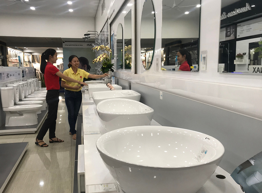  Thiết bị vệ sinh được các nhà sản xuất báo giá tăng từ ngày 1-5. Ảnh: Vũ Thảo