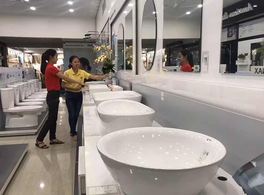 Thiết bị vệ sinh được các nhà sản xuất báo giá tăng từ ngày 1-5. Ảnh: Vũ Thảo Thiết bị vệ sinh được các nhà sản xuất báo giá tăng từ ngày 1-5. Ảnh: Vũ Thảo