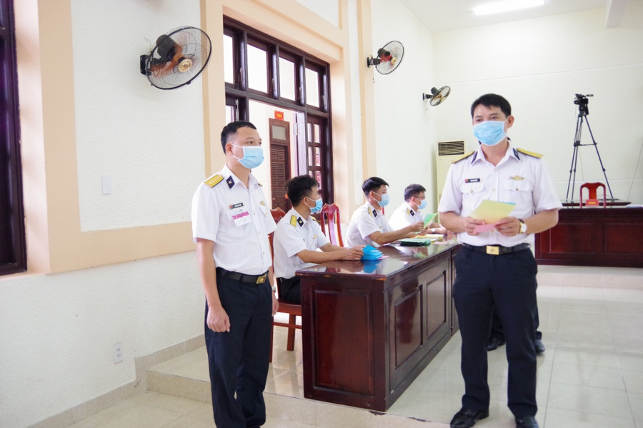 Phát phiếu bầu cho cử tri trên đảo Trường Sa. ẢNH: NGUYỄN NINH