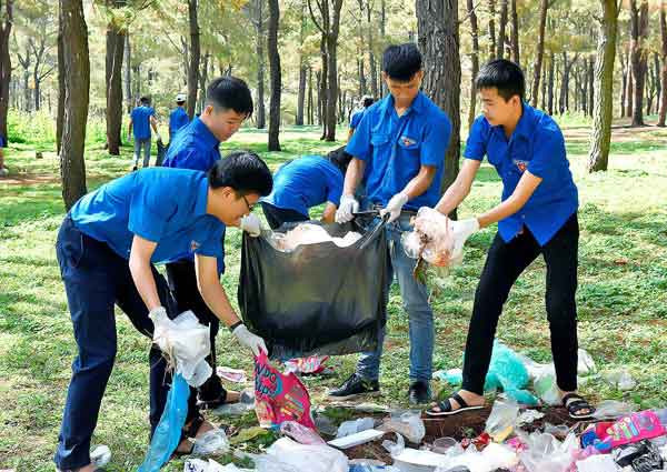 Đoàn viên, thanh viên thu dọn rác tại khu vực đồi thông xã Ia Dêr (huyện Ia Grai). Ảnh: Đức Thụy