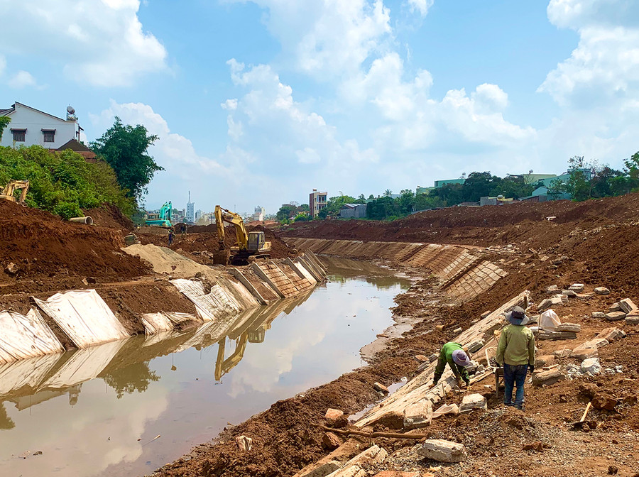 Dự án kè chống sạt lở suối Hội Phú đoạn từ đường Nguyễn Trung Trực đến đường Hùng Vương (TP. Pleiku) đang được đẩy nhanh tiến độ thi công. Ảnh: Hà Duy 1Dự án Kè chống sạt lở suối Hội Phú đoạn từ đường Nguyễn Trung Trực đến Hùng Vương (TP Pleiku) đang đẩy nhanh tiến độ thi công