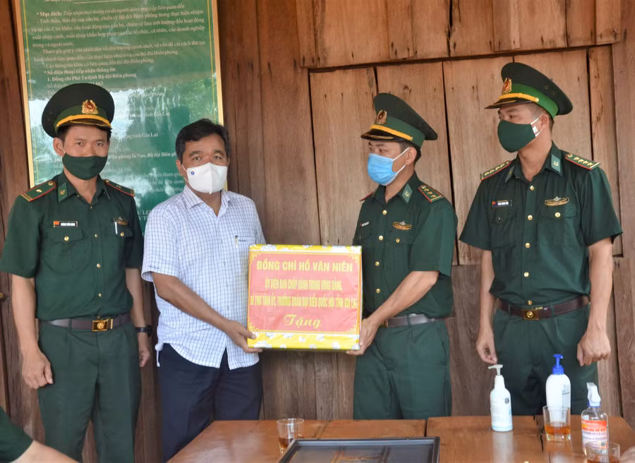 13-5 Dịp này, Bí thư Tỉnh ủy Hồ Văn Niên tặng cán bộ, chiến sĩ Chốt số 3-Đồn Biên phòng Ia Nan một số nhu yếu phẩm, vật tư y tế cho công tác phòng, chống dịch Covid-19-ảnh Phương Linh