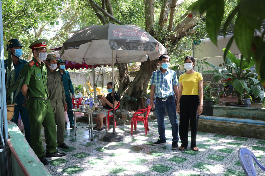 Đoàn liên ngành của phường An Phú, thị xã An Khê tổ chức tuyên truyền nhắc nhở người dân nâng cao ý thức phòng-chống dịch Covid-19. Ảnh Ngọc Minh