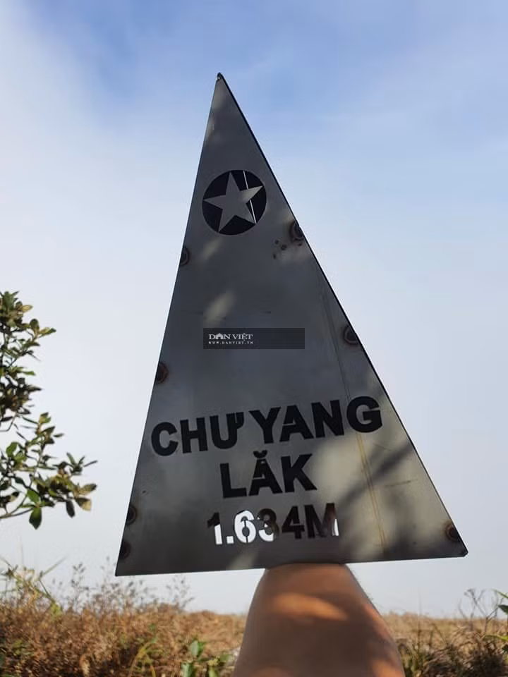 Núi Chư Yang Lắk có độ cao 1.634m
