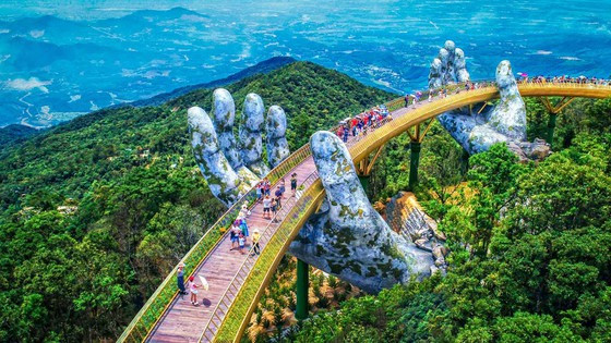 Cầu Vàng thuộc khu du lịch Sun World Ba Na Hills  Cầu Vàng thuộc khu du lịch Sun World Ba Na Hills
