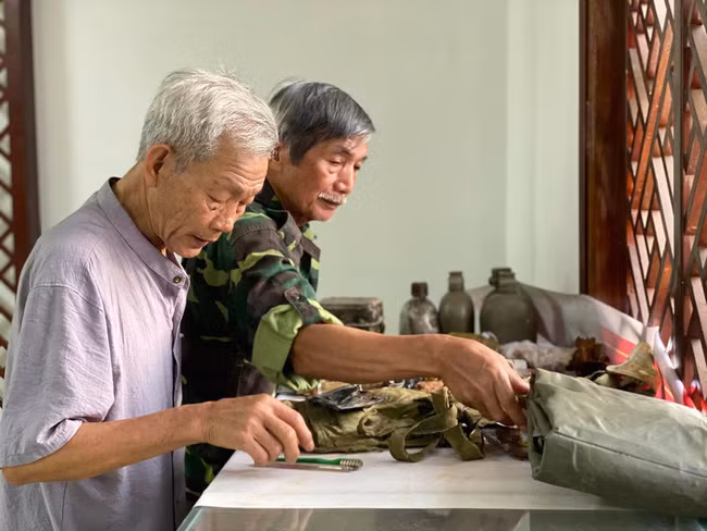 Các CCB đang kiểm đếm những di vật tìm thấy trong các cuộc tìm kiếm. Ảnh: M.N