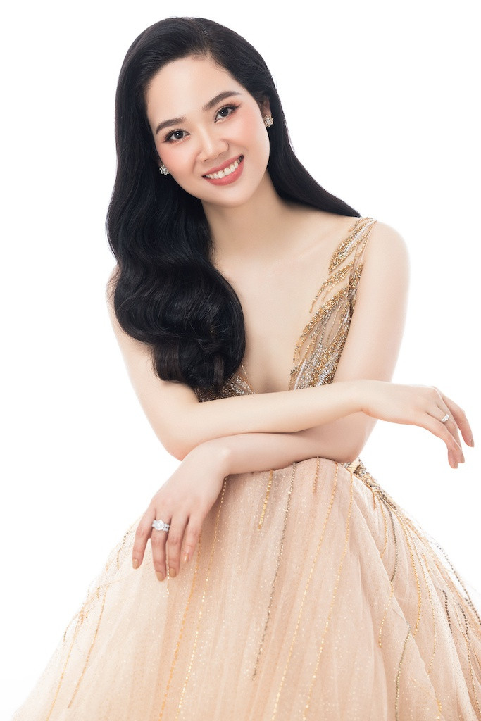 Hoa hậu Mai Phương tự tin khoe vóc dáng trong các trang phục dạ hội nhấn eo, xẻ tà sâu hay khéo léo khoe vai trần quyến rũ. Ở tuổi 37, thân hình và vẻ đẹp dịu dàng của “Hoa hậu kín tiếng nhất Việt Nam