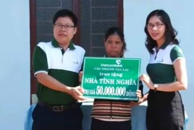 Đại diện Ngân hàng Vietcombank-Chi nhánh Gia Lai trao nhà tình thương cho hộ bà Siu Ngố. Ảnh: Hà Phương