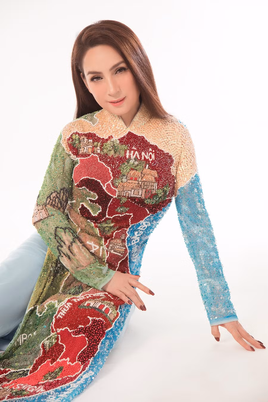 Mới đây, Phi Nhung vừa chia sẻ loạt ảnh khoe sắc với bộ sưu tập áo dài của nhà thiết kế Bảo Bảo. Được biết, các họa tiết trên tà áo dài đều được lấy ý tưởng từ những nét đặc trưng của văn hóa Việt Nam như ruộng bậc thang, trống đồng, nghệ thuật cải lương,... ẢNH: NVCC