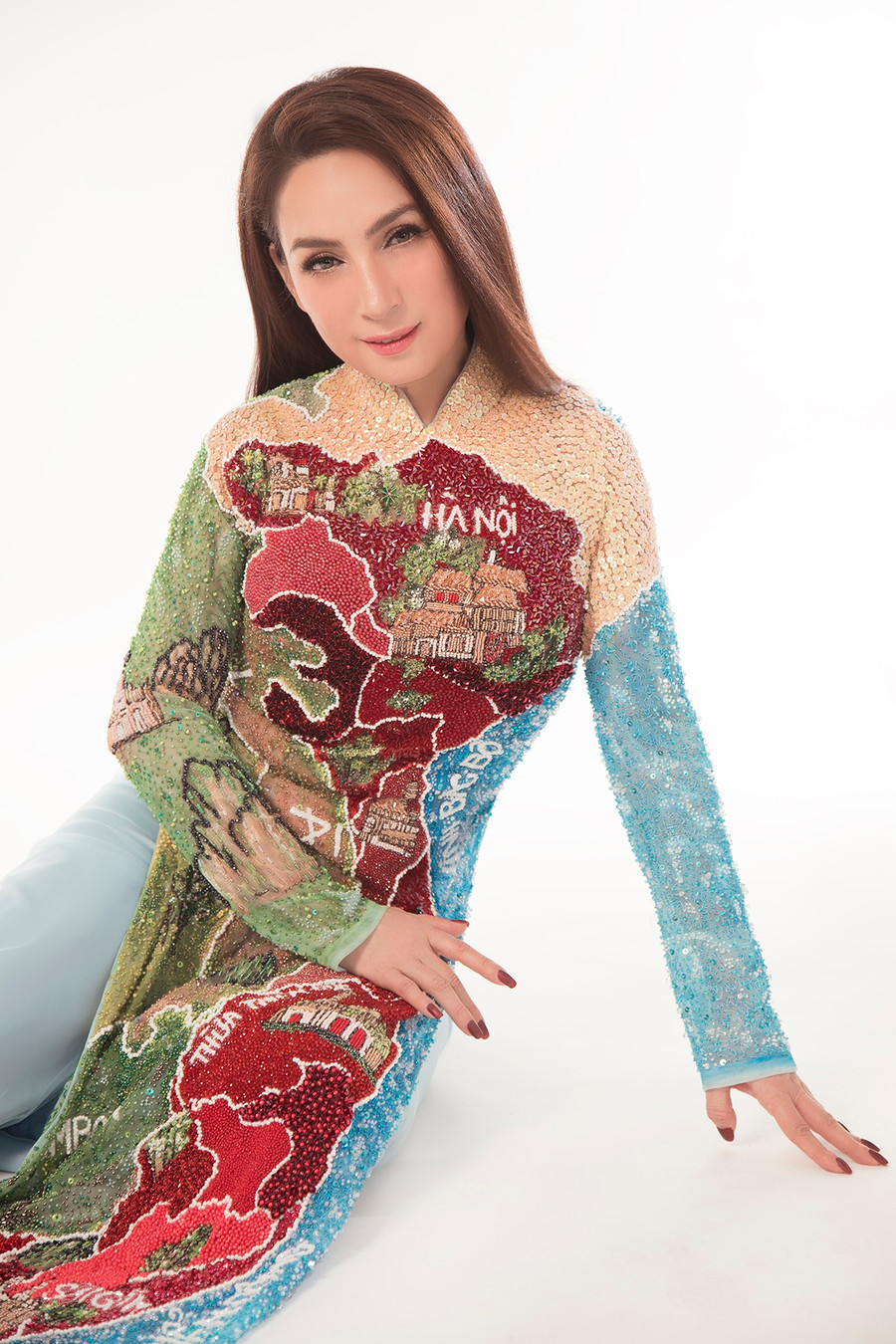 Mới đây, Phi Nhung vừa chia sẻ loạt ảnh khoe sắc với bộ sưu tập áo dài của nhà thiết kế Bảo Bảo. Được biết, các họa tiết trên tà áo dài đều được lấy ý tưởng từ những nét đặc trưng của văn hóa Việt Nam như ruộng bậc thang, trống đồng, nghệ thuật cải lương,... ẢNH: NVCC