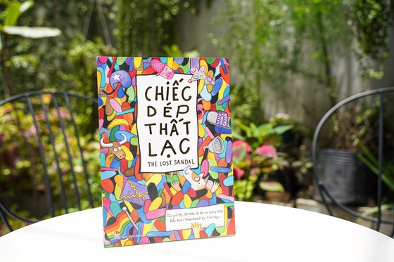 “Chiếc dép thất lạc- The lost sandal” với lượng từ vựng tiếng Anh không nhiều, văn phong trong sáng, giản dị sẽ là một gợi ý tuyệt vời cho các bạn học và đọc tiếng Anh thông qua câu chuyện hiện đại về Việt Nam “Chiếc dép thất lạc- The lost sandal” với lượng từ vựng tiếng Anh không nhiều, văn phong trong sáng, giản dị sẽ là một gợi ý tuyệt vời cho các bạn học và đọc tiếng Anh thông qua câu chuyện hiện đại về Việt Nam