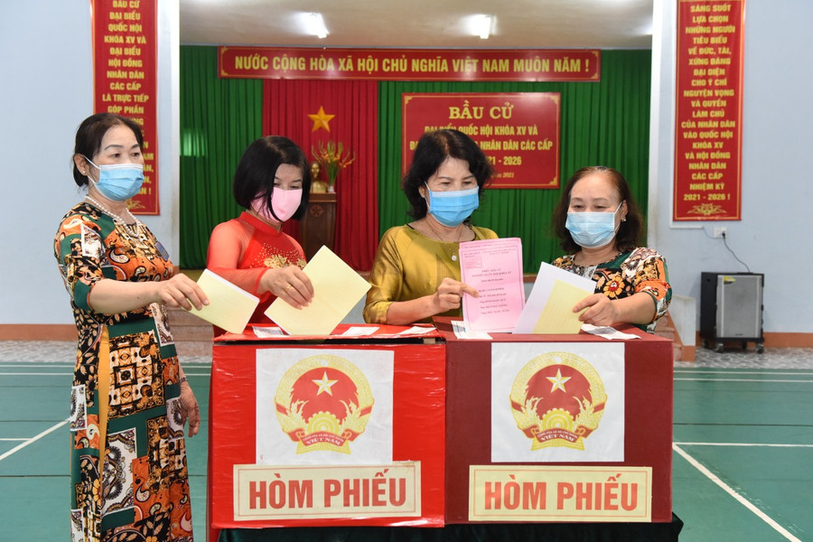 Hội Phụ nữ phường Hoa Lư mặc áo dài truyền thống đi bỏ phiếu. Ảnh Đức Thụy