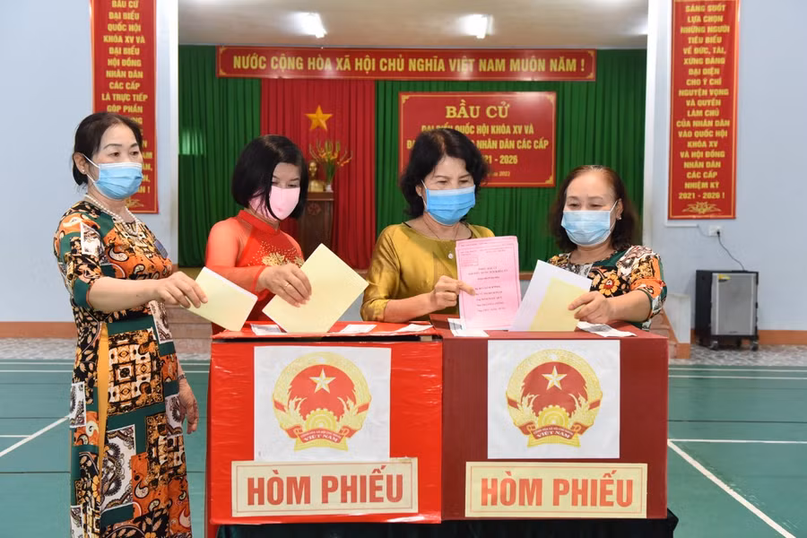 Hội Phụ nữ phường Hoa Lư mặc áo dài truyền thống đi bỏ phiếu. Ảnh Đức Thụy