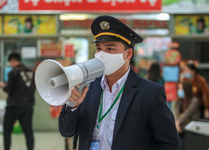 Lực lượng chức năng ở Hà Nội làm công tác tuyên truyền phòng chống dịch Covid-19. Ảnh: Ngô Nhung Lực lượng chức năng ở Hà Nội làm công tác tuyên truyền phòng chống dịch Covid-19. Ảnh: Ngô Nhung