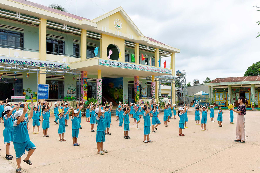 Xã Thăng Hưng hiện có 3/3 trường học đạt chuẩn quốc gia mức độ 1. Trong đó, Trường Mầm non Hoa Hồng vừa mới được đưa vào sử dụng với tổng kinh phí xây dựng gần 2 tỷ đồng, phục vụ chăm sóc và nuôi dạy hơn 200 trẻ.