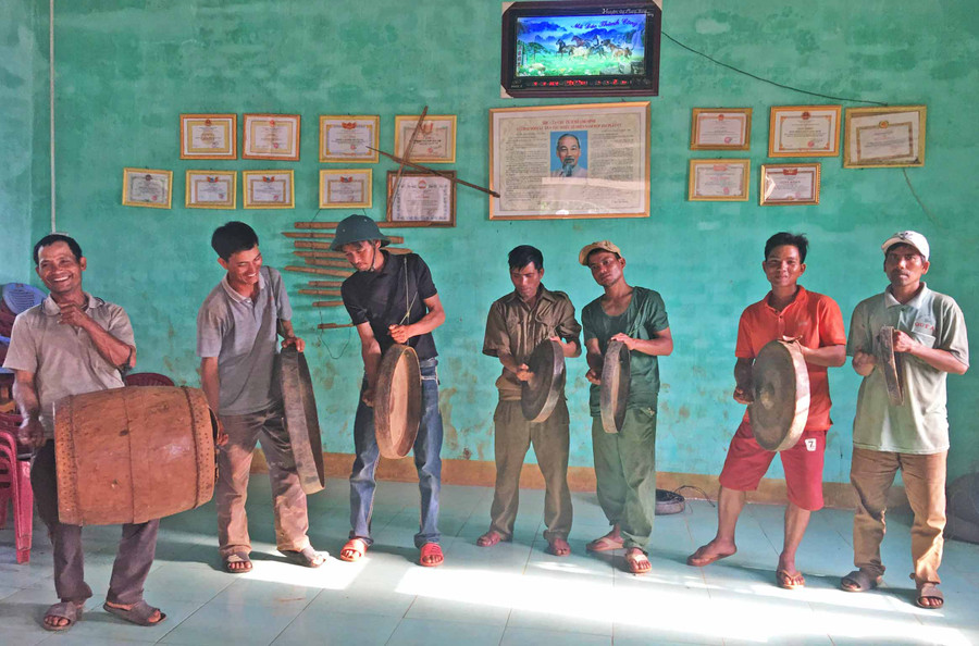 Một buổi tập đánh cồng chiêng của người dân làng Roh (xã Lơ Pang, huyện Mang Yang). Ảnh: R’Ô Hok